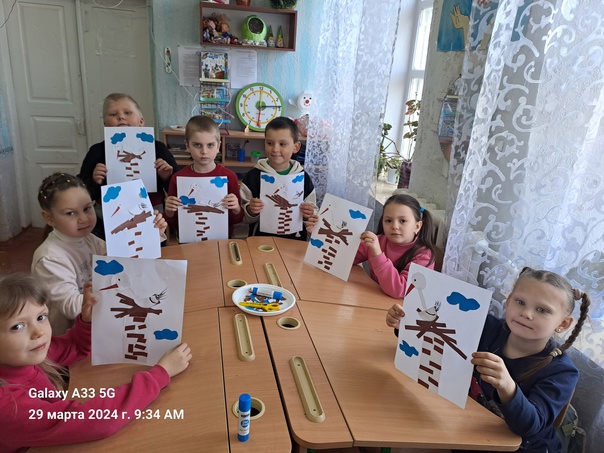 Ученики младших классов сделали аппликации ко Дню аиста &amp;quot;Аист на крыше - мир на Земле&amp;quot;..
